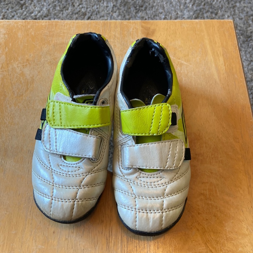 Umbro  Tennis Shoes SZ 11.5 kids